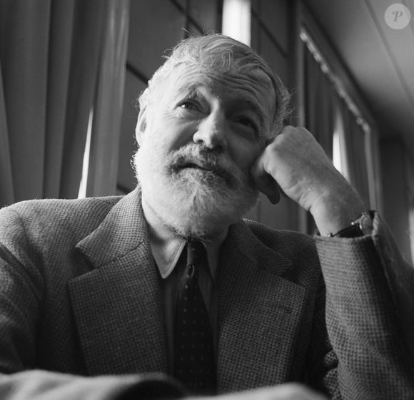 A famosa frase de Ernest Hemingway sobre felicidade e inteligência voltou ao debate após análise de especialista em Psicologia