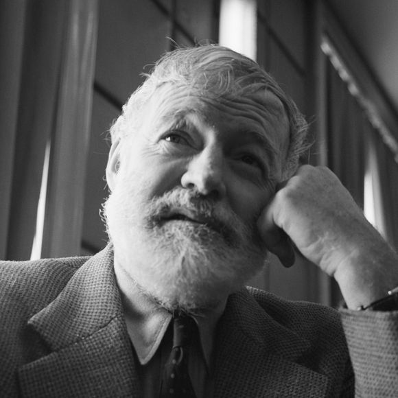 A famosa frase de Ernest Hemingway sobre felicidade e inteligência voltou ao debate após análise de especialista em Psicologia
