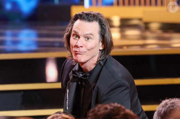 Jim Carrey virou alvo de teorias de conspiração após aparecer em premiação francesa. Dias depois, o maquiador Alexis Stone afirmou ter usado uma máscara ultrarrealista para se passar pelo ator, o que não passou de uma encenação