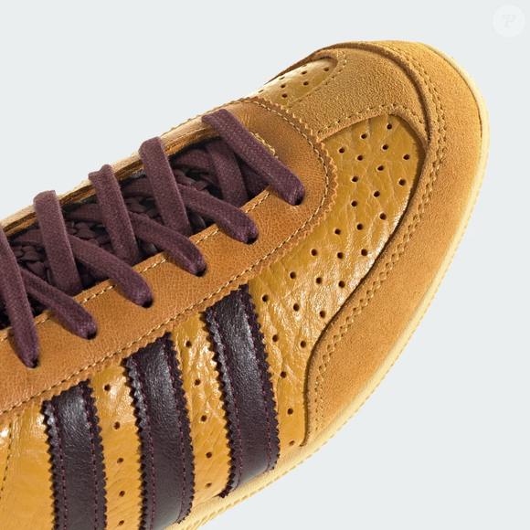Tênis Adidas Japan chama atenção pela biqueira em T, design clássico e cor inspirada na famosa sobremesa francesa