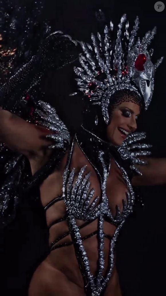 Viviane Araujo desfila como rainha de bateria do Salgueiro pelo 17º Carnaval
