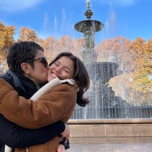 Sandra Annenberg também deixou um recado carinhoso, em inglês, na publicação da filha: "Amo vocês duas"