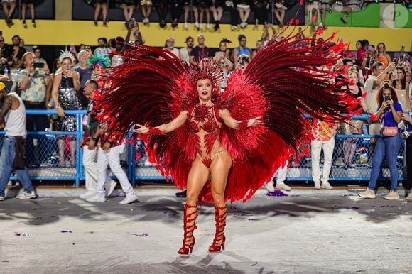 Virgínia desfilou com costeiro de 12kg na Grande Rio, mas retirou a peça