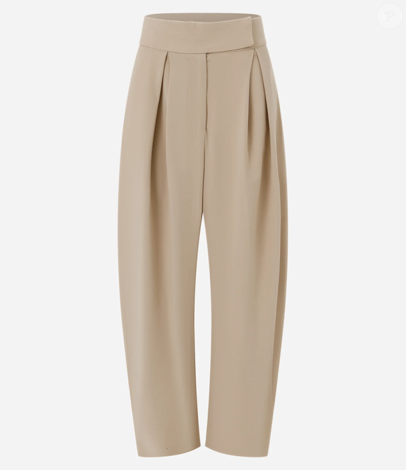 A calça barrel com pregas da Renner, disponível por R$ 199,90, tem modelagem ampla nas pernas e é uma alternativa para compor looks elegantes e confortáveis, combinando com camisetas básicas e casacos estruturados durante a Primavera