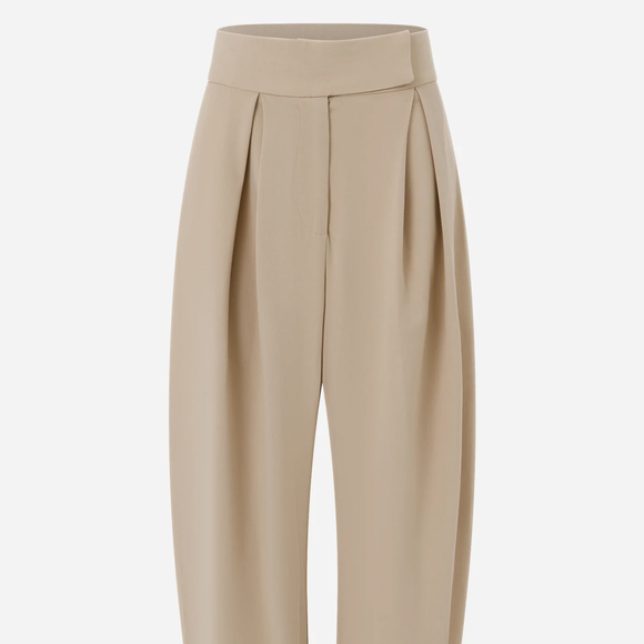 A calça barrel com pregas da Renner, disponível por R$ 199,90, tem modelagem ampla nas pernas e é uma alternativa para compor looks elegantes e confortáveis, combinando com camisetas básicas e casacos estruturados durante a Primavera