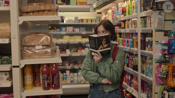 Convencida de que a verdade não é essa, a protagonista vai atrás de testemunhas e refaz o caso com maestria