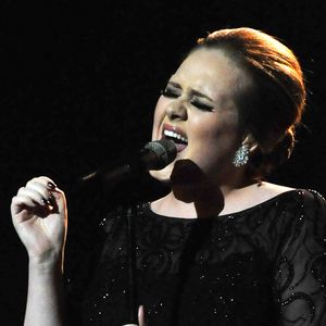 9. Adele: Live at the Royal Albert Hall (2011) – Apple TV - Adele emociona o público com sua poderosa voz em um show intimista no icônico Royal Albert Hall, apresentando sucessos como “Someone Like You” e “Rolling in the Deep”.