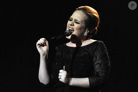 9. Adele: Live at the Royal Albert Hall (2011) – Apple TV - Adele emociona o público com sua poderosa voz em um show intimista no icônico Royal Albert Hall, apresentando sucessos como “Someone Like You” e “Rolling in the Deep”.