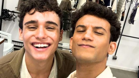 Vinícius (Elvis Vittorio), à direita, sai da novela 'Garota do Momento', encerrando o romance com Guto (Pedro Goifman)