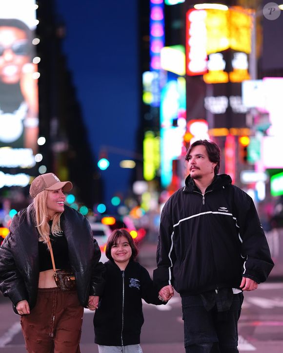 Theo é filho de Manu Bahtidão com o empresário e produtor Anderson Halliday, com quem é casada