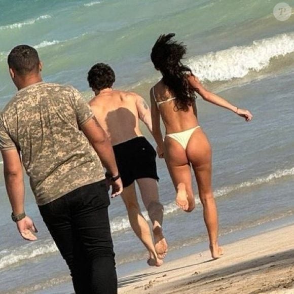 Bruna Marquezine e Shawn Mendes começaram 2026 juntos em clima de romance. Os dois foram flagrados de mãos dadas em uma praia de São Miguel dos Milagres, em Alagoas, e encantaram fãs nas redes sociais