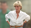 Schutz se inspira em Lady Di para criar os mocassins com cara de 'sapatos de avó' mais confortáveis e elegantes: loafers que a princesa combinava com blazer e jeans bem anos 90