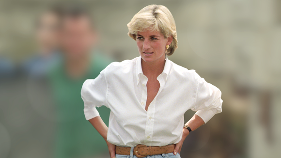 Schutz se inspira em Lady Di para criar os mocassins com cara de 'sapatos de avó' mais confortáveis e elegantes: loafers que a princesa combinava com blazer e jeans bem anos 90