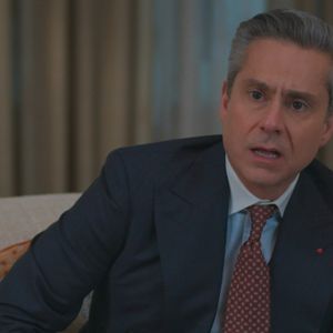 Suspeito pela morte de Odete Roitman (Debora Bloch), Marco Aurélio (Alexandre Nero) tem a casa invadida pela polícia no penúltimo capítulo da novela 'Vale Tudo' em 16 de outubro de 2025, quinta-feira