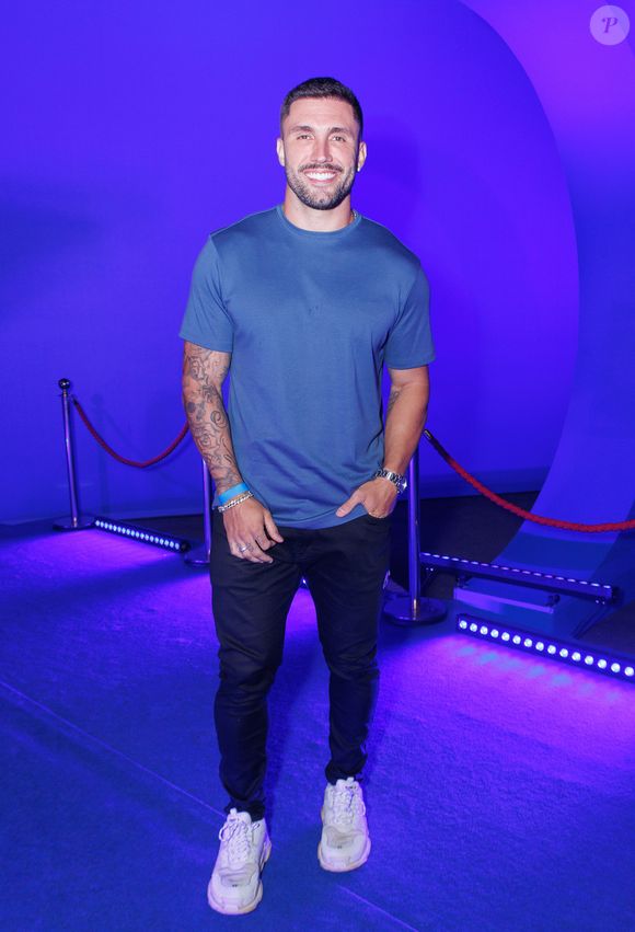 Arthur Picoli, do 'BBB 21', montou um look básico, mas não deixou o azul de fora