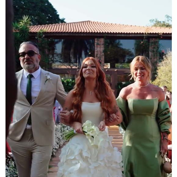 Viih Tube entrou na cerimônia sozinha e, em determinado momento, foi acompanhada do pai e da mãe rumo ao altar