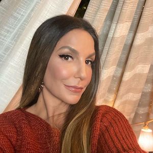 Ivete Sangalo: em 2011 e 2015, a rainha do axé fez dois tweets icônicos que entraram para o hall dos melhores posts natalinos! Claro, no embalo da piada do peru… que nunca perde a graça