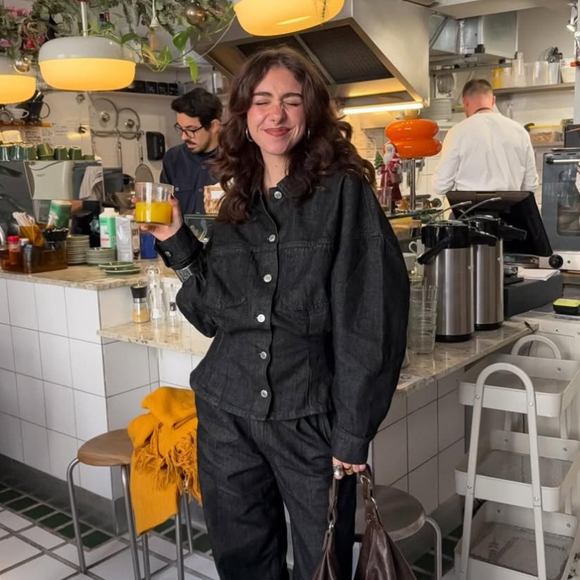 Esses novos Adidas na cor carvão são os tênis mais originais do momento e os favoritos entre as mulheres estilosas