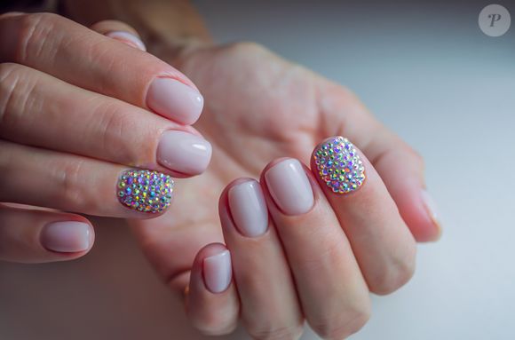 Unhas para o Carnaval com aplicação de pedrinhas coloridas