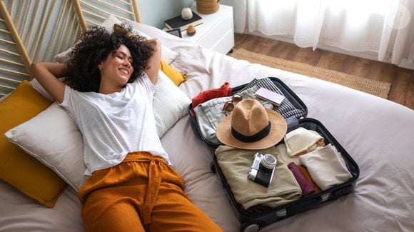 Ter que se virar com uma mala pequena não significa passar todos os dias da viagem usando as mesmas combinações