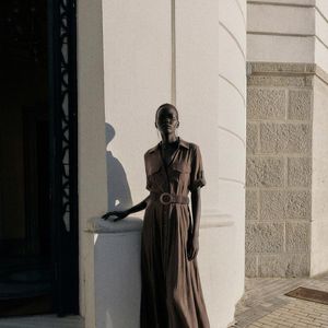 O vestido camisa marrom da Zara ganha um toque clássico com gola de lapela, decote V, mangas curtas e cinto para marcar a cintura