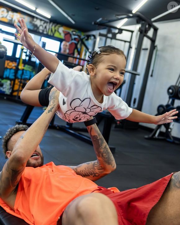 Filha de Neymar e Bruna Biancardi, Mavie se divertiu ao lado do pai, que deve voltar aos jogos do Santos só em fevereiro de 2026