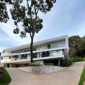 O cantor Zé Felipe, 27 anos, colocou oficialmente sua mansão à venda. Localizado no condomínio Aldeia do Vale, em Goiânia, o imóvel está sendo ofertado por cerca de R$ 27 milhões.