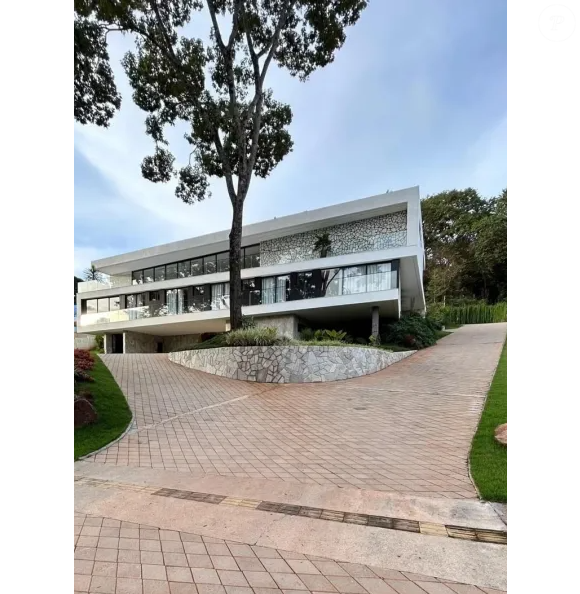 O cantor Zé Felipe, 27 anos, colocou oficialmente sua mansão à venda. Localizado no condomínio Aldeia do Vale, em Goiânia, o imóvel está sendo ofertado por cerca de R$ 27 milhões.