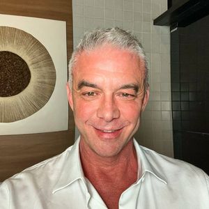 Alexandre Correa publicou a foto de um carro que, segundo ele, está na garagem da residência: ‘Quem tá entrando na casa, se não é comprador, porque ela não está à venda?’