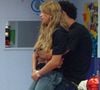 Grazi Massafera engatou romance com Alan no 'BBB 5', mas relação foi reprovada pelos pais da futura atriz: 'Não gosto desse namoro. Ele é falso, desgramado', disse o pai; 'Não gosto de ver os dois se beijando. Desligo a TV ou então saio da sala', prosseguiu a mãe