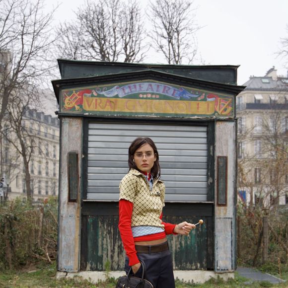 Livia Nunes usa estilo geek composto por sobreposições de blusas e camisas polo, e um shorts com cinto afivelado nas laterais para Semana de Moda de Paris 2025