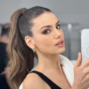 Cabelo mais comum de Camila Queiroz é o seu tom natural, o castanho