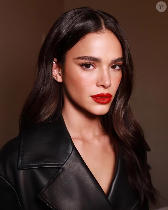 Bruna Marquezine chamou atenção ao apostar nas sobrancelhas retas, tendência que reforça a estética natural com fios alinhados, formato delicado e olhar mais iluminado