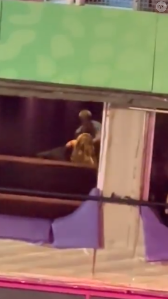 Vídeo do casal transando na Sapucaí: a mulher do homem estava no local no momento da traição. Ele largou a esposa no andar de baixo e foi para o piso acima com a moça