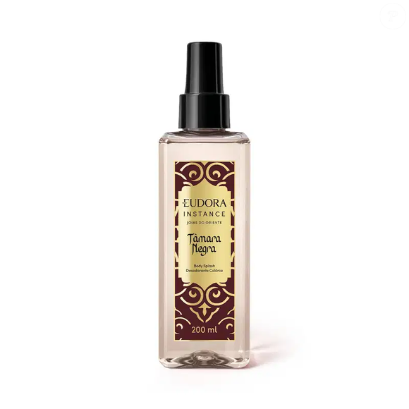 O Body Splash Desodorante Colônia Instance Tâmara Negra, da Eudora, combina a exuberância da tâmara negra com a elegância do jasmim e um acorde secreto. Integrante da linha Instance Joias do Oriente, o produto foi desenvolvido para perfumar e desodorizar o corpo, prolongando a sensação de banho tomado