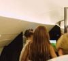 Bruna Biancardi embarcou com Mel no colo, sua filha mais nova com Neymar