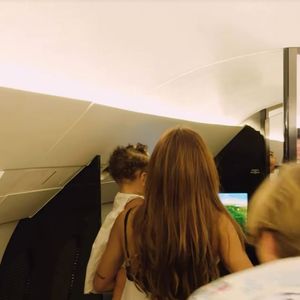 Bruna Biancardi embarcou com Mel no colo, sua filha mais nova com Neymar