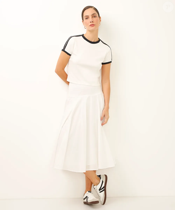 Tendência 2026 já definida: a saia midi godê off white da C&A surge como aposta elegante e discreta para mulheres acima dos 45 anos