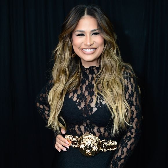 Simone Mendes ‘é uma mulher abençoada, ela tem um casamento, uma família linda, ela tem uma vida maravilhosa… Por que ela não canta o amor?’, questionou Sula Miranda