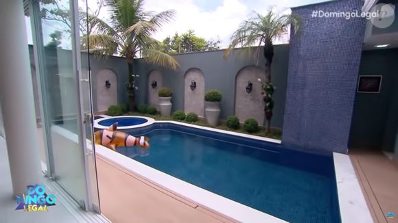 Cantor sertanejo Marcos tem piscina em sua mansão, em SP
