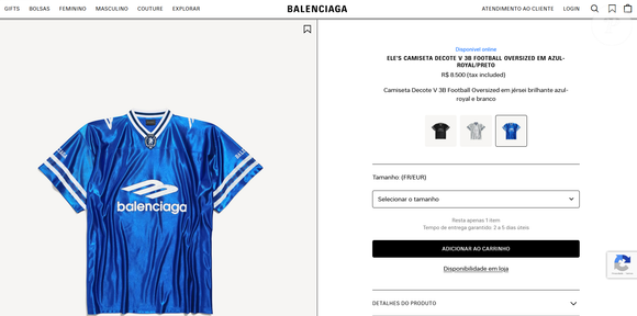 Vendida por R$ 8.500 no site da marca Balenciaga, a Camiseta Decote V 3B Football Oversized é confeccionada em jérsei brilhante azul-royal, com detalhes em branco e estética totalmente inspirada no universo do futebol