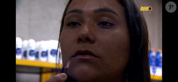A sister goiana admite não ser fã de gloss e explica que prefere batom vermelho para dar mais destaque aos lábios finos