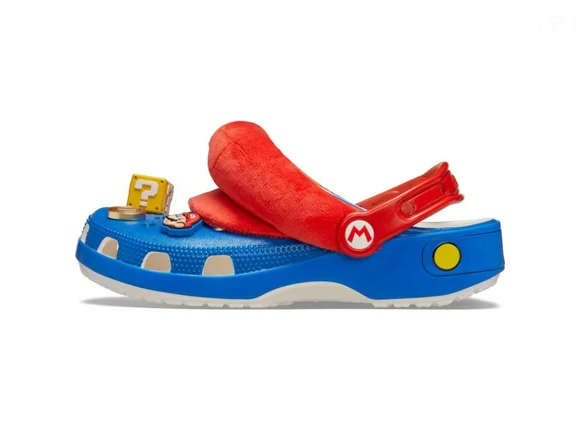 Além do visual nostálgico, a Crocs Mario Classic Clog foi descrita pela marca como um modelo extremamente leve, flexível e confortável, com a proposta de oferecer o chamado Iconic Crocs Comfort, definido pela empresa como 'Leve. Flexível. Conforto de 360 graus'