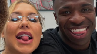 É o amor! Após Carnaval turbulento, Virgínia volta aos braços de Vini Jr. e ganha presente romântico com ‘te amo’ escrito à mão