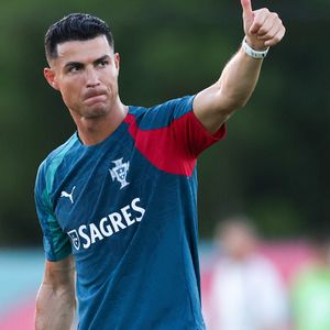 Corte de Cristiano Ronaldo é bem mais simples e consiste em um cabelo curtinho em cima com as laterais quase raspadas