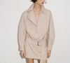 O vestido mini com cinto da Zara é aquele clássico que nunca sai de moda. Em tom areia e com modelagem ampla, ele caiu de R$ 359 para R$ 251,30 na liquidação da marca