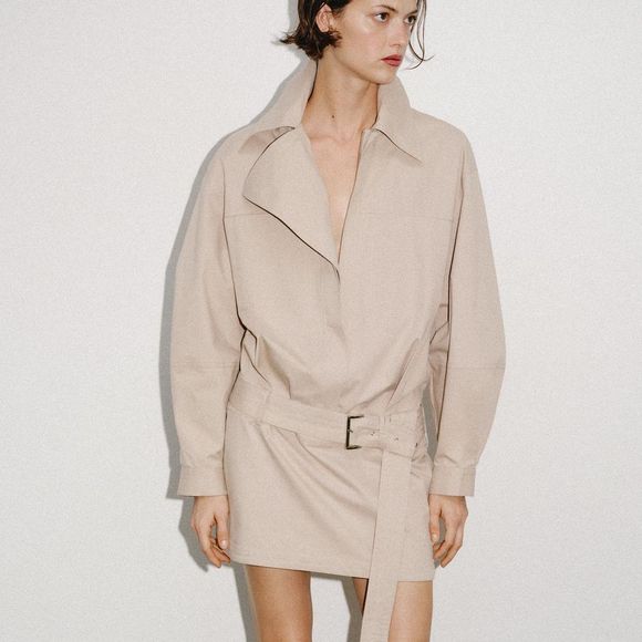 O vestido mini com cinto da Zara é aquele clássico que nunca sai de moda. Em tom areia e com modelagem ampla, ele caiu de R$ 359 para R$ 251,30 na liquidação da marca