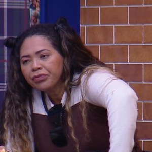 Eita! Darlin Ferrattry cansou de levar desaforo e jogou água no rosto de Giovanna Gold em 'A Fazenda 18'. A treta ainda envolveu as fotos dos filhos da empresária