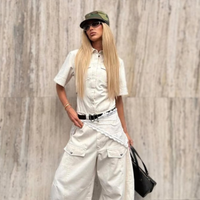 Tem quem ame e tem quem odeie, mas este Converse com salto na cor 'crocodilo albino' é confortável e elegante para mulheres que amam usá-lo com calça jeans