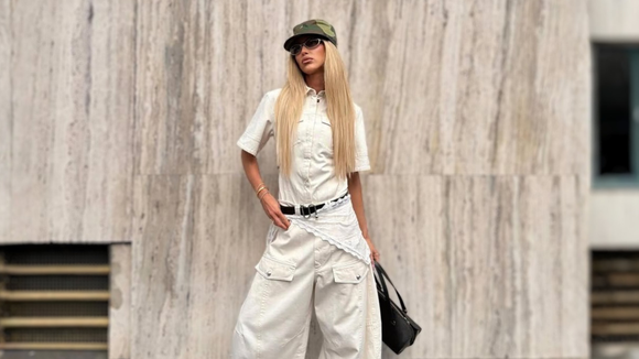 Tem quem ame e tem quem odeie, mas este Converse com salto na cor 'crocodilo albino' é confortável e elegante para mulheres que amam usá-lo com calça jeans